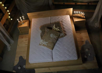 Sypialnia bukowa KAMA: łóżko lewitujące z pojemnikiem na pościel + dwie szafki nocne