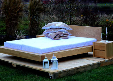 Sypialnia dębowa GOLIAT: łóżko lewitujące z pojemnikiem na pościel + dwie szafki nocne