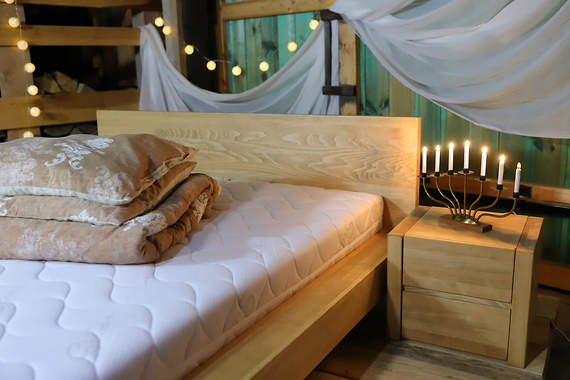 ZESTAW bukowy KAMA – łoże 140x200 cm, lewitujące, z pojemnikiem na pościel oraz dwie szafki nocne