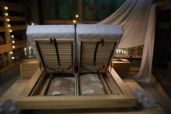ZESTAW bukowy KAMA – komoda,  łoże 140x200 cm, lewitujące, z pojemnikiem na pościel oraz dwie szafki nocne