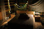 ZESTAW KAMA z materacem,  lewitujące bukowe łoże 160x200 cm, z poj. na pościel z dwiema szafkami nocnymi