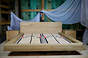 ZESTAW KAMA z materacem,  lewitujące bukowe łoże 180x200 cm, z poj. na pościel z dwiema szafkami nocnymi