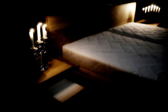 ZESTAW KAMA z materacem,  lewitujące bukowe łoże 180x200 cm, z poj. na pościel z dwiema szafkami nocnymi